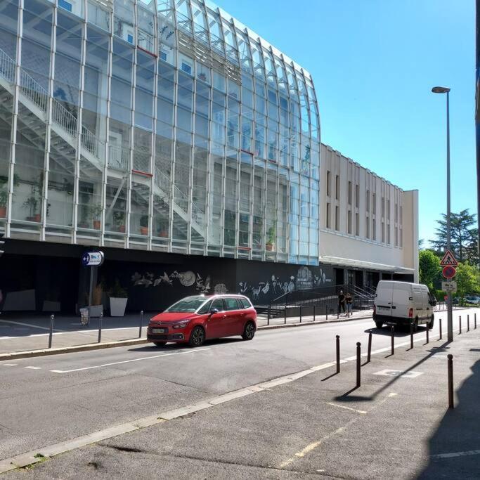 2 Lys Downtown, Free Secure Parking